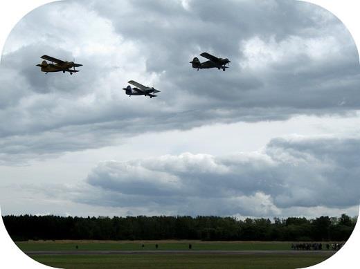 Příklad: Pilot letadla chce letět skutečnou rychlostí 150 km.h -1 s kurzem 120 (od severu), přičemž je letadlo vystaveno rovnoměrnému působení východního větru o rychlosti 7,8 m.s -1.