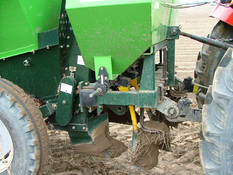 na předních ramenech traktoru při sázení a adaptéry před sázečem na zadních ramenech hydrauliky.