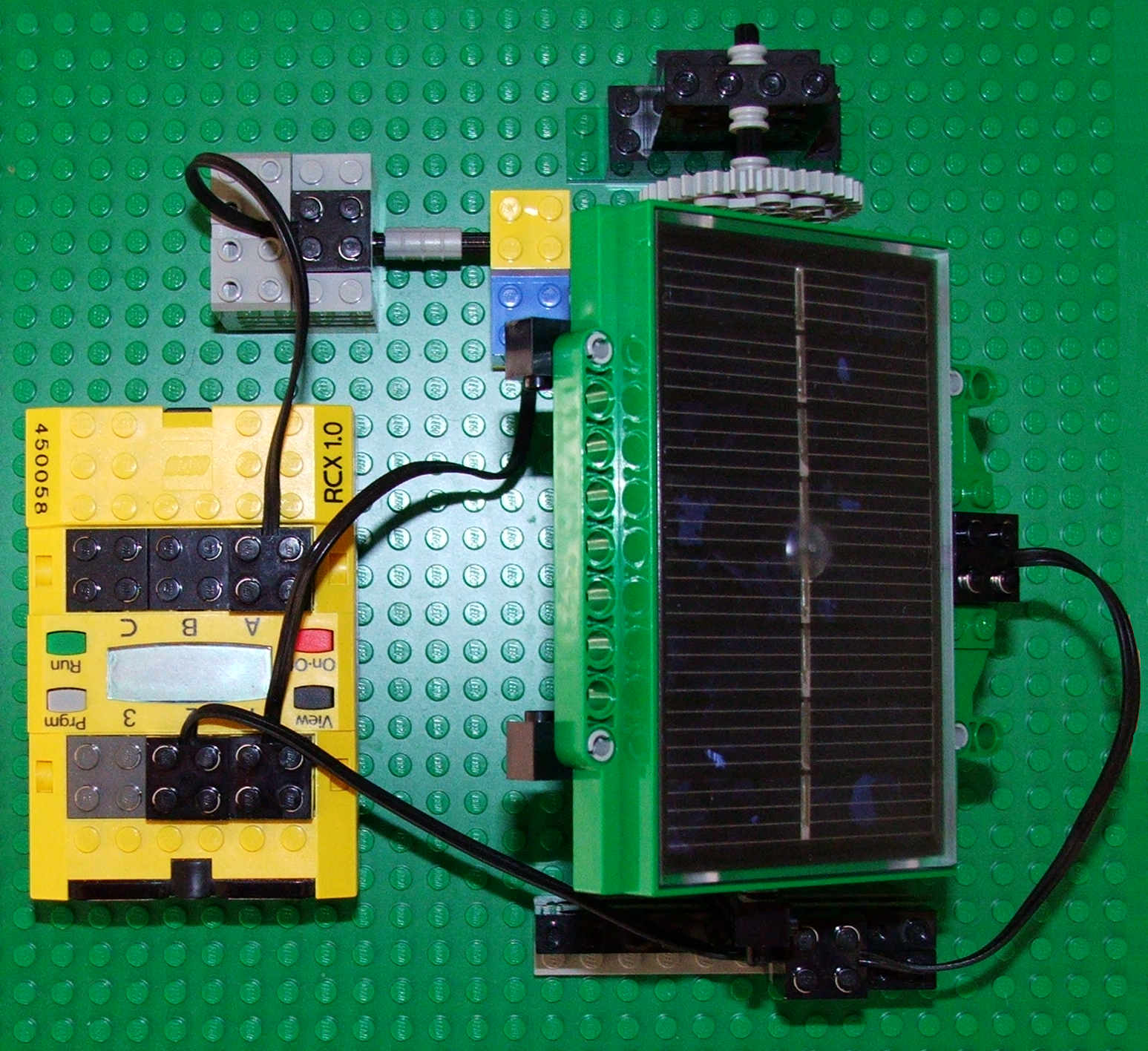 Solární panel model sluneční elektrárny. Sestavte konstrukci uložení solárního panelu tak, aby se v jedné ose rotace natáčel k nejsilnějšímu zdroji světla.