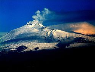 Povrch dotvářejí: sopky - vulkanická činnost na Islandu - v Itálii nejvyšší sopka Evropy - Etna (činná) http://cs.wikipedia.org/wiki/etna [cit. 1.9.