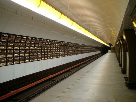 Metro tvoří v Praze základ sítě městské hromadné dopravy. Každý den přepraví přibližně 1,5 milionů cestujících.