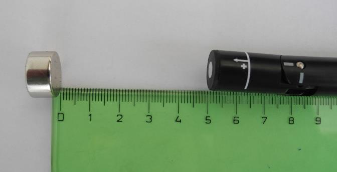 Postup 2: Experimenty s magnetováním a se sponkami provádíme podle úkolu č. 2, sondu magnetického pole přepneme na rozsah 6,4 mt. Magnet ke šroubu (vrtáku, tyčce) přikládáme podle obr. 2. Obr.