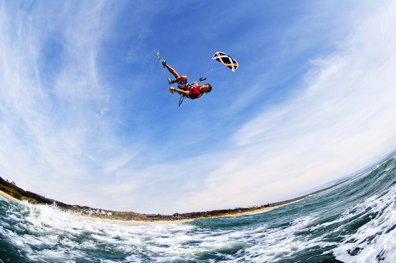 Zážitky Snowkiting zkroťte draka na sněhu Pro příznivce adrenalinu a zážitků tu máme kurzy snowkitingu, což je jízda na sněhu na prkně či lyžích s pomocí draka.