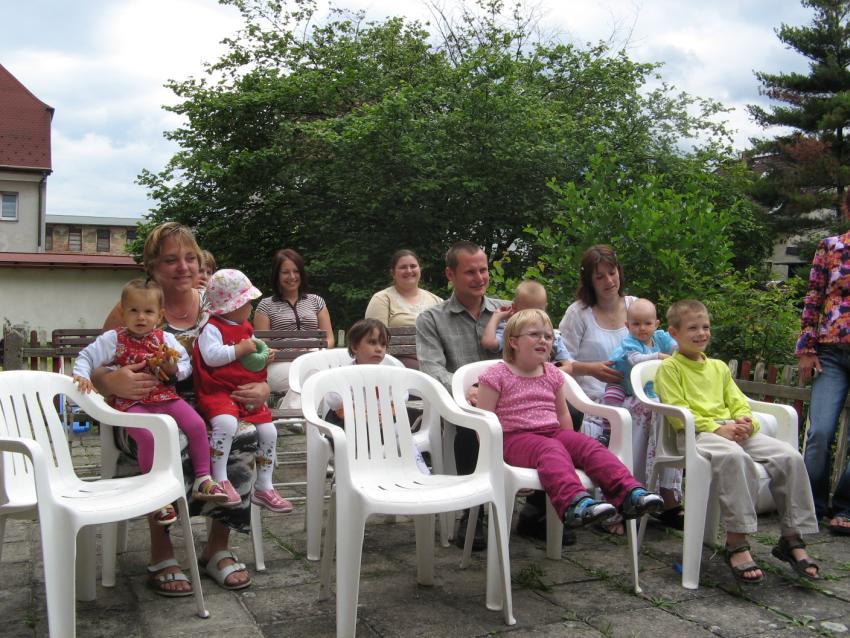 Svatba v Domově Svatba v Domově sv. Moniky se konala na zahradě Domova. Maminky vyzdobily terasu a připravily pohoštění.