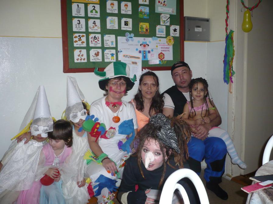 Maškarní karneval Maminky si s dětmi vyrobily masky a společně krásně vyzdobily Domov.