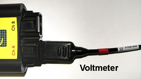 UPOZORNĚNÍ! Funkce AUTOSET podstatně zjednodušuje nastavování parametrů osciloskopu.