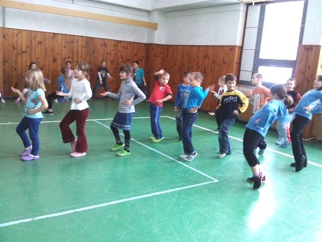 Základní škola, Trutnov 2, Mládežnická 536 Informace ze ŠD Taneční odpoledne ve ŠD aneb, jak si užít odpoledne v družině... Nové zážitky a dojmy - to bylo heslo pro čtvrteční odpoledne 21. 2. Do tělocvičny jsme si pozvali tanečnice ze skupiny Rebels team a Ty nám předvedly své umění při rytmech zumby a rock and rollu.