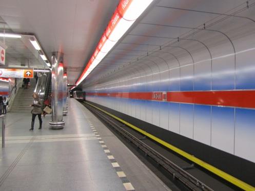 s bočním výstupe m a nástupem (jednokolejné nebo dvoukolejné, Obrázek 27), ostrovní, tj. s prostředním výstupem a nástupem (dvoukolejné, Obrázek 29), s prostředním výstupem a bočním nástupem (tzv.
