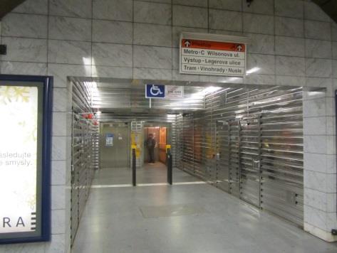 návaznost na tramvajovou, trolejbusovou a autobusovou dopravu, a také na individuální automobilovou dopravu cestou parkovacích míst pro systémy Kiss and Ride a Park and Ride.
