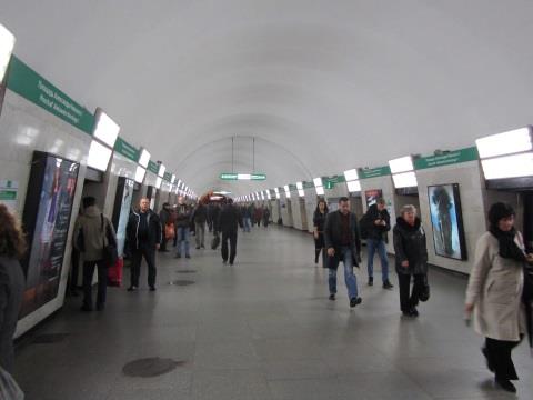 HISTORIE METRA První trasa metra byla uvedena do provozu v roce 1863 v Londýně 6. Jednalo se o krátký úsek mezi dvěma nádražími, kde jezdil parní vlak.