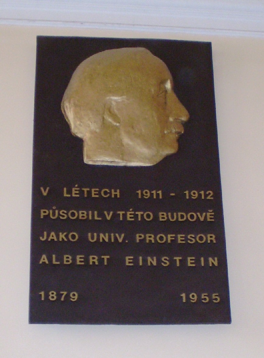 Dnes se v této budově (obr. 3) nachází děkanát MFF, studijní oddělení, posluchárny a knihovna prof.