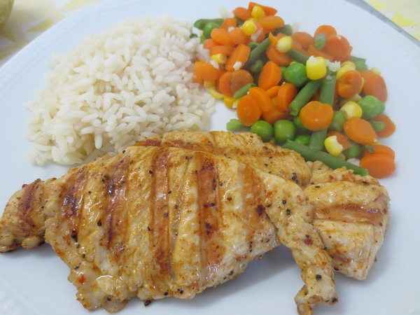 Kuřecí prsa s rýží a zeleninou - 100 g kuřecích prsou vcelku - 100 g rýže - mražená zeleninová směs Kuřecí prso okořeníme a vložíme na gril.
