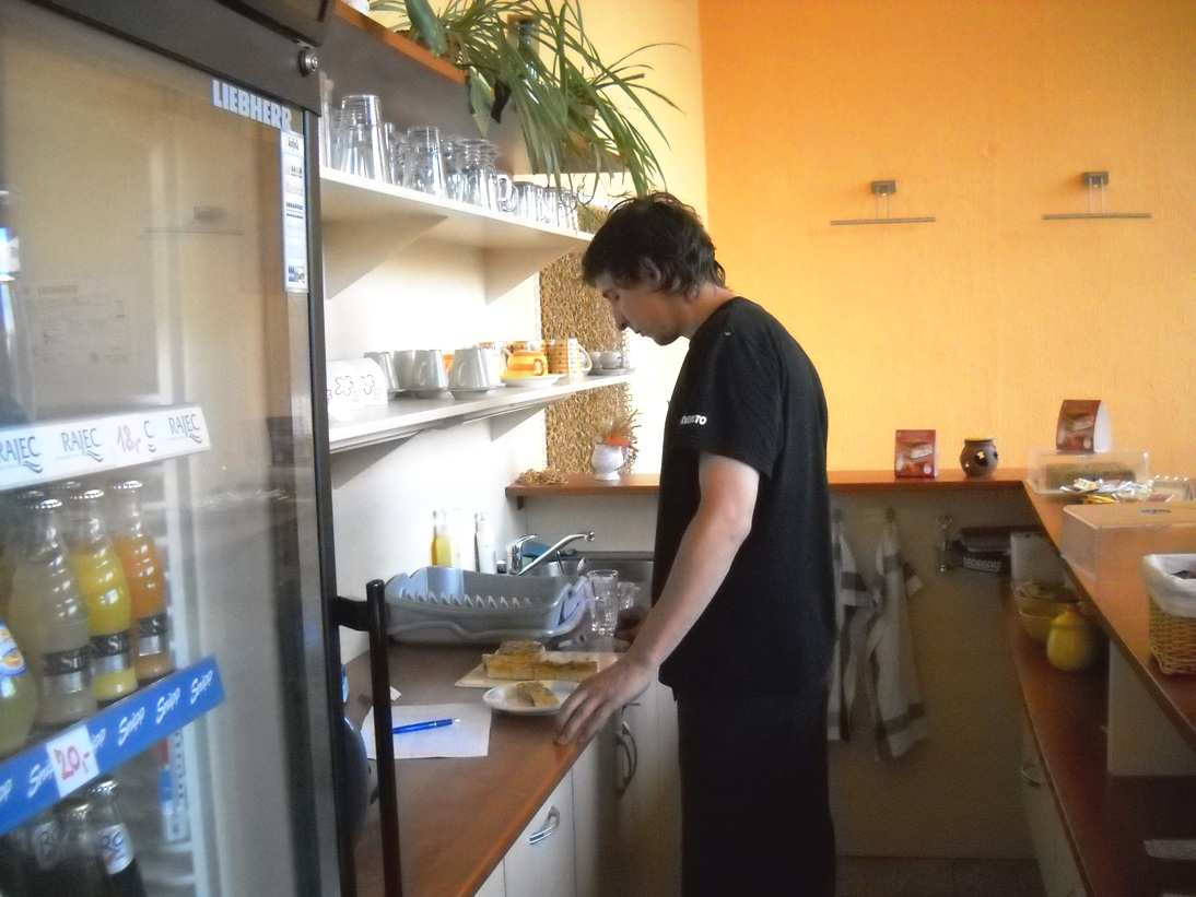 rehabilitací d zahájení prvzu Kafárny, je: 42 Psláním Kafárny je napmáhat uživatelům k dsažení jejich sběstačnsti při zvládání péče vlastní sbu, dmácnst a ke zvýšení mžnsti zapjení d chráněnéh neb