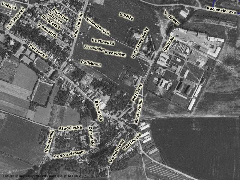 Urbanistický kontext a vývoj území Hlavní budova školy se nachází v samotném jádru bývalé obce Butovice, jejíž urbanistická struktura se utvářela po dlouhá staletí (první zmínky jsou o osídlení jsou