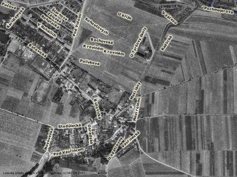 Samotnou starou budovu školy nechali postavit v roce 1836 Schwarzenbergové jako klasickou základní školu.