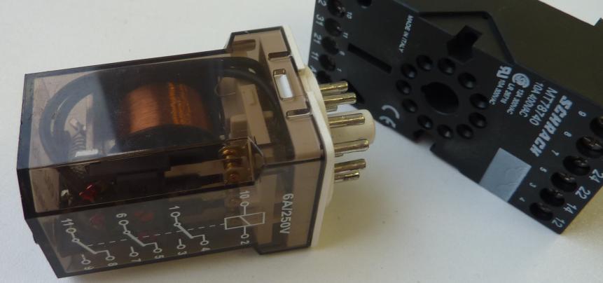 Modulový systém umožňuje sestavit kombinaci z příslušenství podle požadavků na funkce Značky a zapojení stykačů na obrázku je příklad zapojení dvou stykačů pro reverzaci motoru stykače KM1, KM2