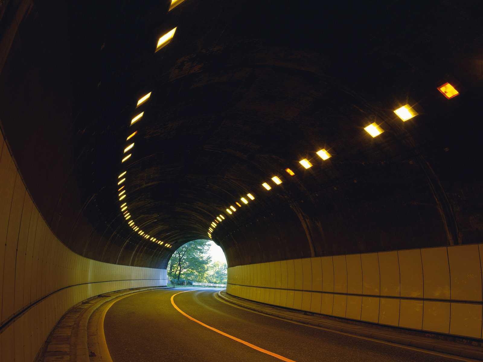 Bosch Zdroj: http://wallpapersnation.com/beautiful-tunnel-scenery/beautifultunnel-scenery/ Děkuji za pozornost!