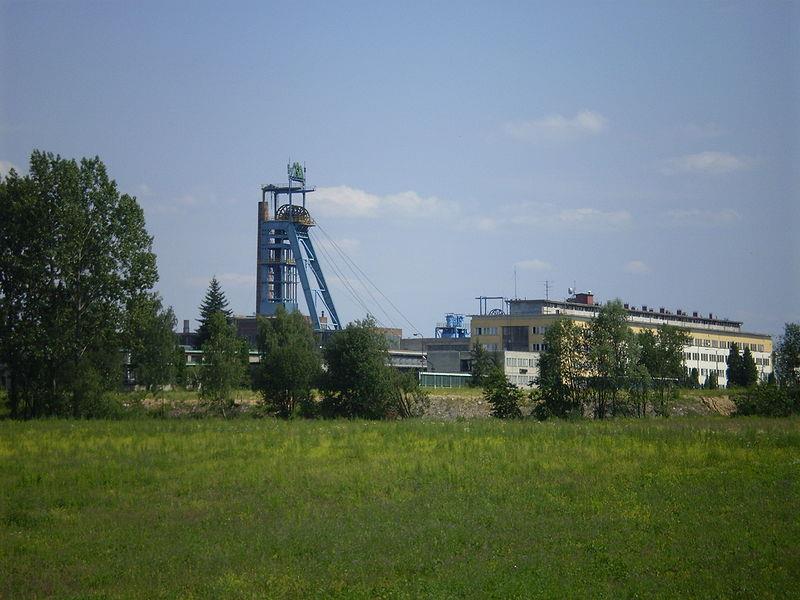 Těžba uhlí Povrchové doly Těžba povrchová je jednodušší, uhlí se nakládá přímo na vagóny v lomech. U nás se tak těží hnědé uhlí na Mostecku nebo Sokolovsku.