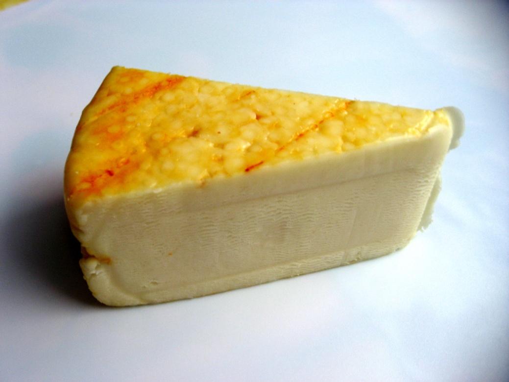 Měkký sýr sýrově mléčné, delikátně hořkomandlové (až mírně do oříškova), nakyslé