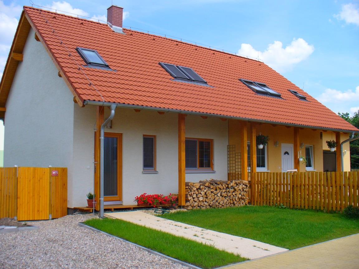 garáží nebo samostatným blokem s pracovnou.