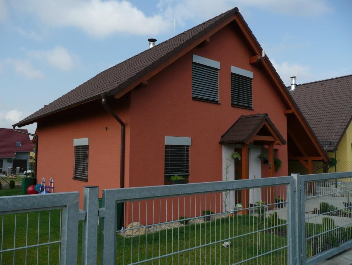 Součástí rodinného domu může být systémově řešený přístřešek nebo garáž.
