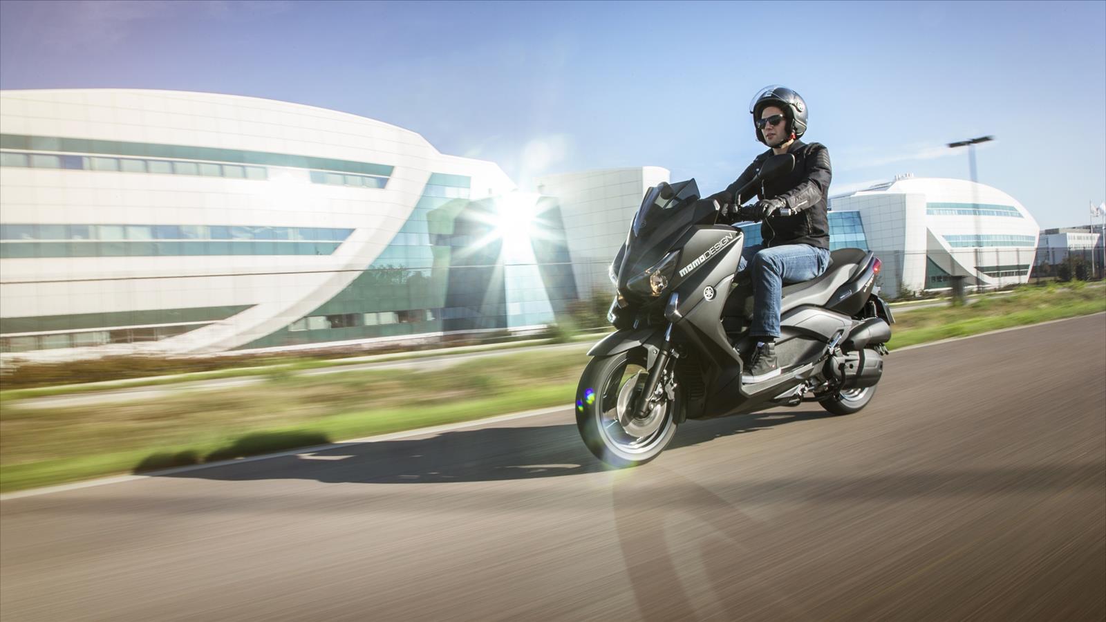Dopřejte si skvělý design na cestách Rodina sportovních skútrů společnosti Yamaha X-MAX patří mezi nejelegantnější a nejlepší modelové řady v nabídce.