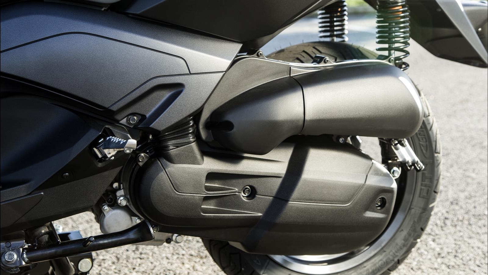 X-MAX 125 MOMODESIGN Design od společnosti MOMODesign a technologie od společnosti Yamaha Spojením italského designu a japonské technologie vzniká exkluzivní nový sportovní skútr zaměřený na všechny,