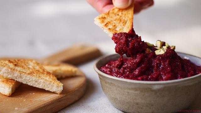 Dip z červené řepy Suroviny: 1 větší červená řepa 50 g mozzarelly 2 až 3 stroužky česneku 1 lžíce posekaných pistáciových ořechů 1 lžíce olivového oleje 1 lžička citronové nebo limetkové šťávy snítka