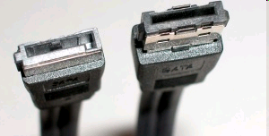 Konektory esata esata Má lépe zpracovaný konektor kvůli častému připojování a odpojování disku
