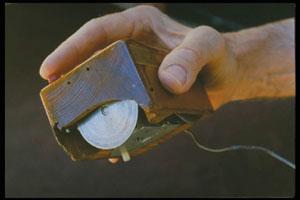 1963 první myš byla dřevěná a měla 2 velká kolečka.