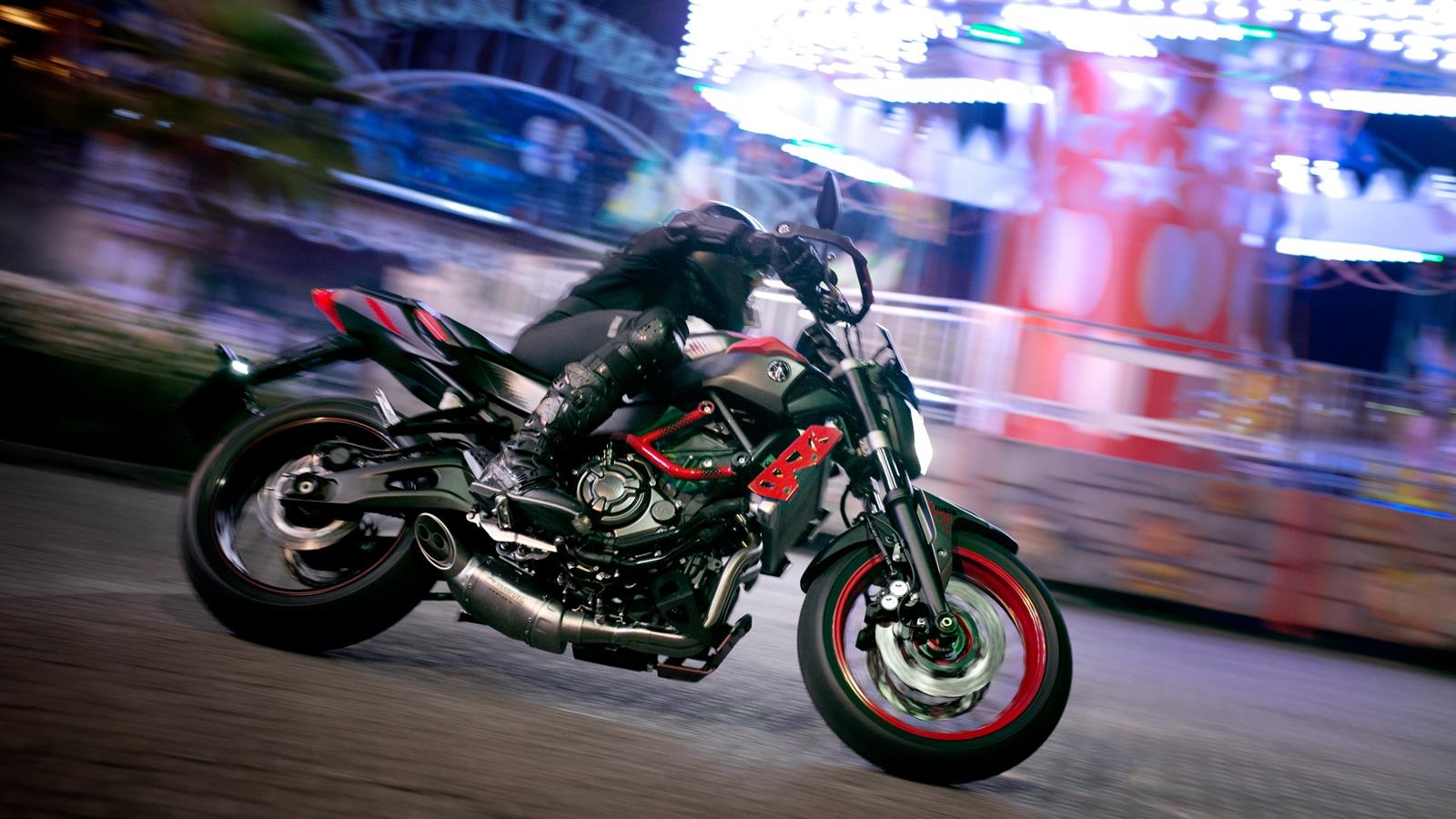 Vyjádřete svou temnou stránku Model Yamaha MT-07, se kterým zažijete spoustu akce a rozbouřených emocí, vnesl do střední třídy svěží vítr svým motorem s vysokým točivým momentem a agilní konstrukcí