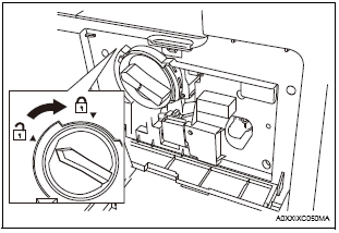IV. Instalace toneru - Toner není standardní součástí stroje. Musí být objednán zvlášť. 1. Před použitím toneru důkladně protřepejte tonerovou láhev. 2. Otevřete přední dveře. 3.