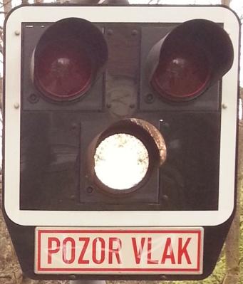 Světlo je umístěno pod červenými světly a kmitá s frekvencí 40 kmitů za minutu. Pokud není bílé světlo na výstraţníku pouţito, musí být tato svítilna zaslepena. 2.