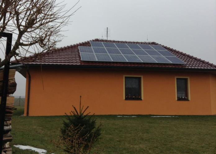 Rodinný dům - Svinčany Nominální výkon: 5kWp Schüco MG 04 MPE 250W SMA STP 5000TL-20 Instalovaná plocha: 34 m 2 Sklon modulů: 25 Uvedení do provozu: Duben 2013