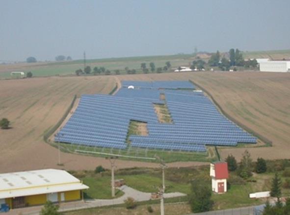 Rodinný dům Lhota pod Libčany Nominální výkon: 4,86kWp Schüco SPV 180-SMJ-S Fronius IG 40 Instalovaná plocha: 34 m 2 Sklon modulů: 40 Uvedení do provozu: Listopad 2008