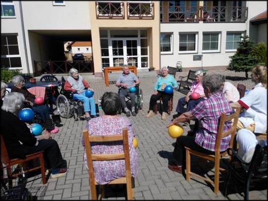 kulturní programy, výstavy, přednášky, zájmové činnosti, půjčování knih, seznamování s počítačem, promítání domácího kina úklid, praní, žehlení, opravy prádla duchovní službu mše Svaté v kapli Svaté