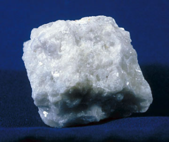 Mramor (krystalický vápenec) přeměnou vápence jsou vidět krystaly kalcitu barva: čistý je bílý,