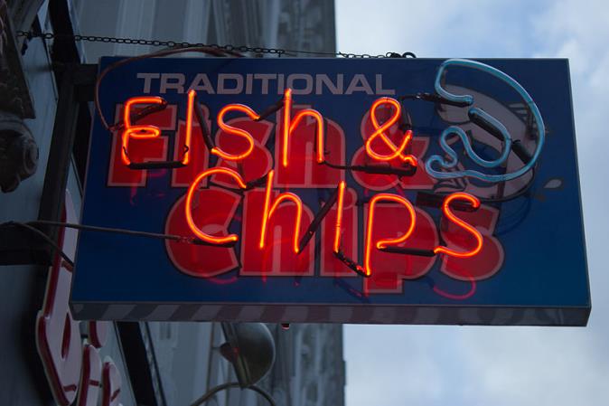 » Anglie je po světě známá jídlem fish and chips a pyšní se velkým množstvím hospod a provozoven rychlého občerstvení, které tuto specialitu nabízejí» Příchod průmyslové revoluce vedl ke vzniku jídel