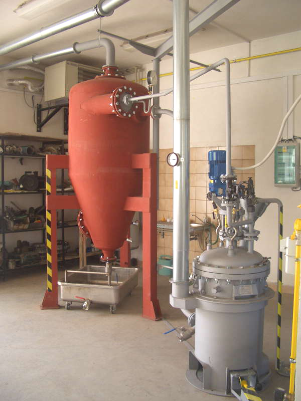 Experimentální hydrolýza V průběhu léta 2010 jsme dokončili instalaci experimentálního hydrolyzéru s expandérem pro zpracování malých vzorků surovin.