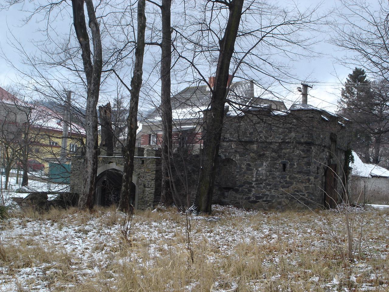 K zámku náleží přírodně krajinářský park s drobnou kamennou historizující