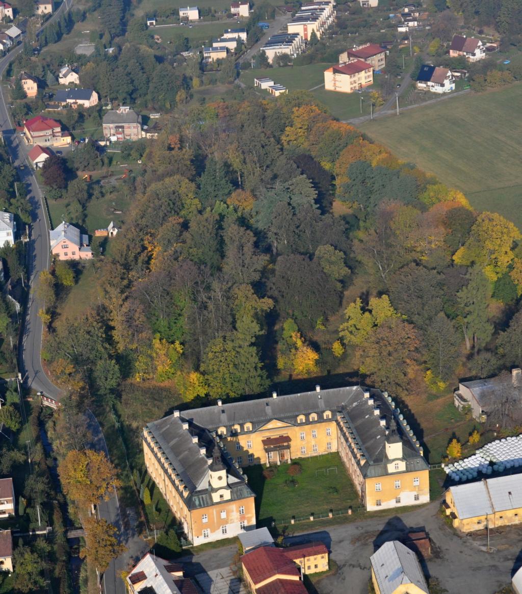 V celém okrese Bruntál unikátně dochovaný zámek Hošťálkovy čp.
