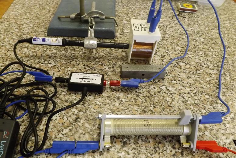 SEPTIMA FYZIKA F-VII-2 Magnetická indukce v okolí cívky 4. Sestavte elektrický obvod dle schématu. Čidlo magnetické indukce upevněte k cívce do stojanu. 5.