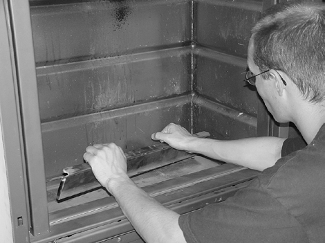 Připojení k elektrické síti Vypnout pojistky před jakoukoliv manipulací s elektřinou.
