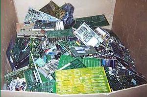 Recyklace elektroodpadu řeší novela zákona 7/2005 Sb. (platnost 8/2005) - oddělit plasty drahé kovy (Pd, Be, Au) sklo.