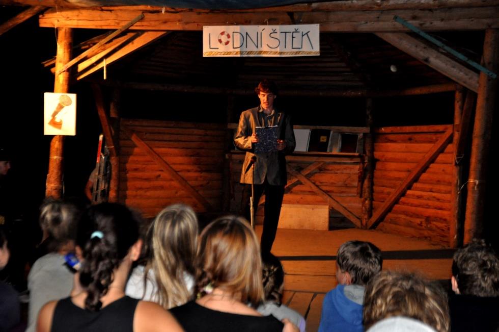 hymna HISTORIE TÁBORA 2014 Hymna: A kdybych uţ měl umřít A kdybych měl umřít chci hvězdy na rakev a trochu hnědé hlíny hřejivé jako krev na hřbitově ať hrají houslovou sonátu v které zní mořské mušle
