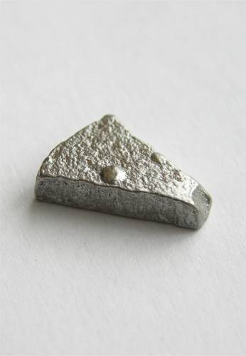 ŽELEZO ( latinsky ferrum ) 26 Fe Je šedý, lesklý, středně tvrdý kov. Tvoří 5% zemské kůry. Vzácně se vyskytuje ryzí, často ve sloučeninách železných rudách.