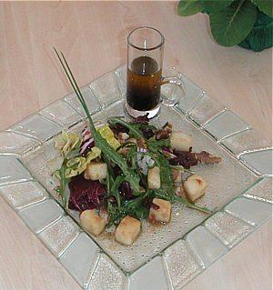 Moderní servis salátu s dresinkem Ukázka moderního salátu: Grilovaný kozí sýr s různými způsoby salátu, kdy je část salátu