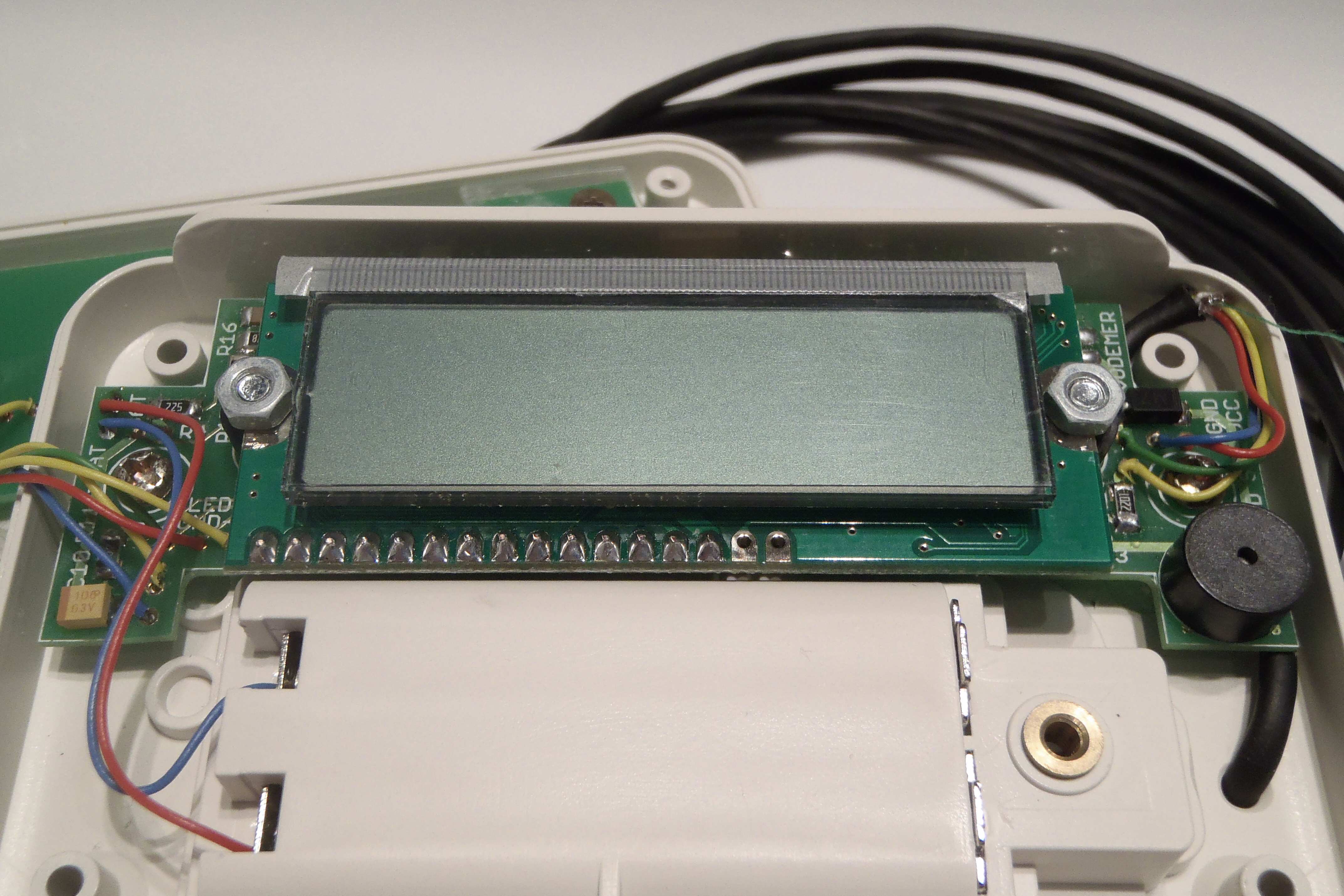 LCD zobrazovač je připevněn dvěmi šrouby M3x10 mm. Mezi LCD zobrazovačem a tištěným spojem je vložen distanční sloupek výšky 5 mm.