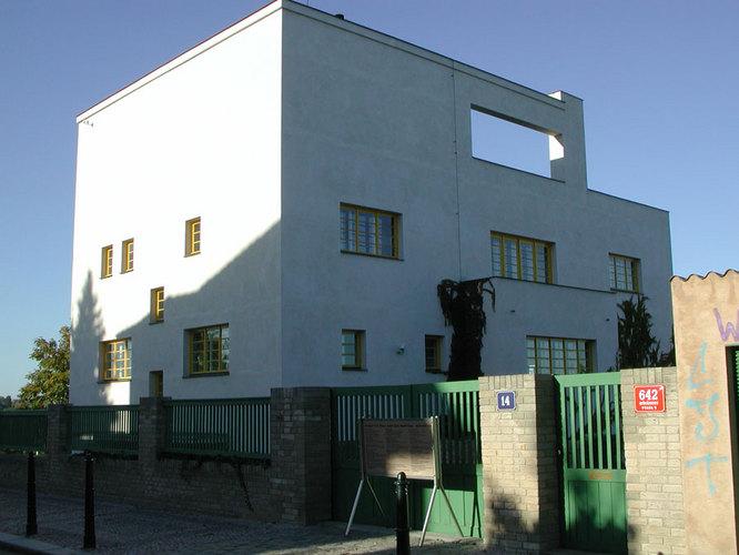 12 Müllerova vila (též Loosova vila) v Praze Luxusní vilu v Praze na Ořechovce si nechal od architektů Adolfa Loose a Karla Lhoty postavit František Müller, zámožný spolumajitel stavitelské firmy