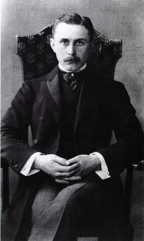 14 Adolf Loos (1870-1933) byl klasik moderní architektury, čelný představitel architektonického purismu.